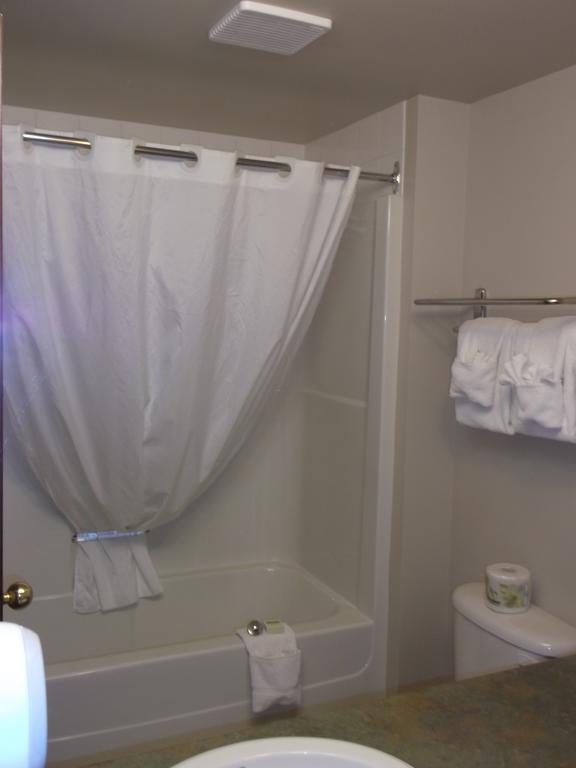 Foxwood Inn And Suites Fox Creek الغرفة الصورة