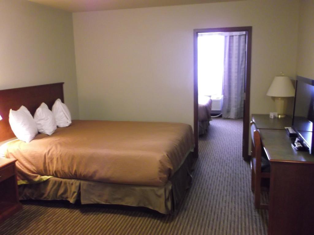 Foxwood Inn And Suites Fox Creek الغرفة الصورة