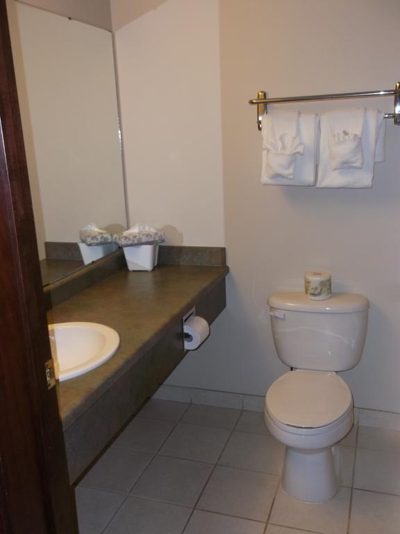 Foxwood Inn And Suites Fox Creek الغرفة الصورة