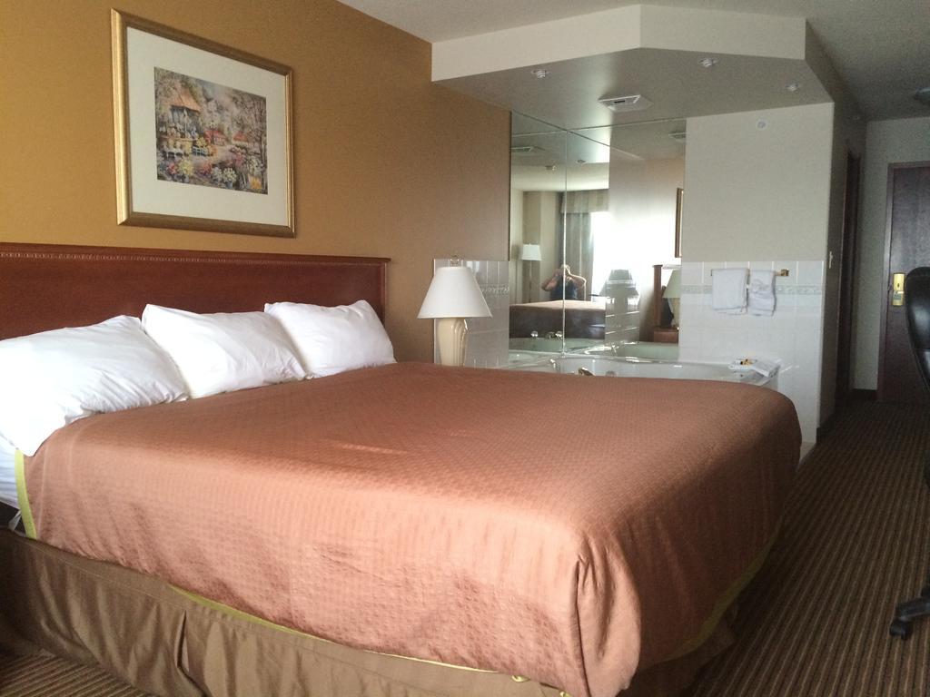Foxwood Inn And Suites Fox Creek الغرفة الصورة