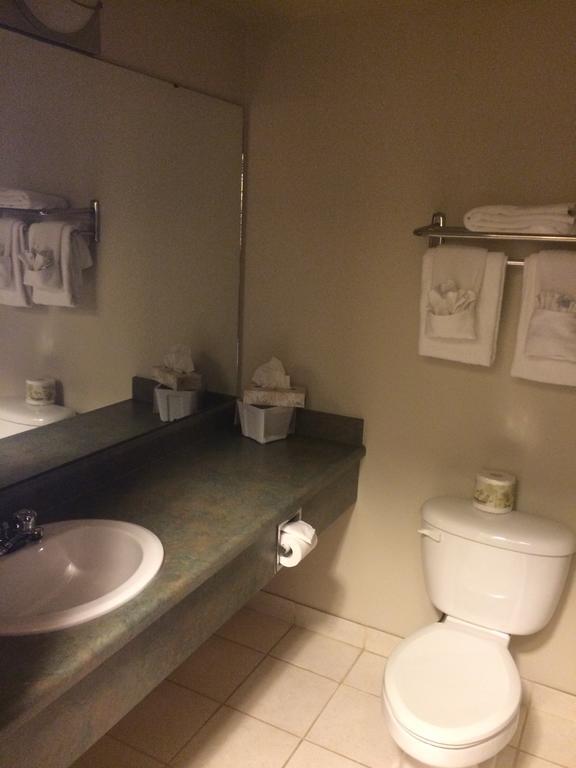 Foxwood Inn And Suites Fox Creek الغرفة الصورة
