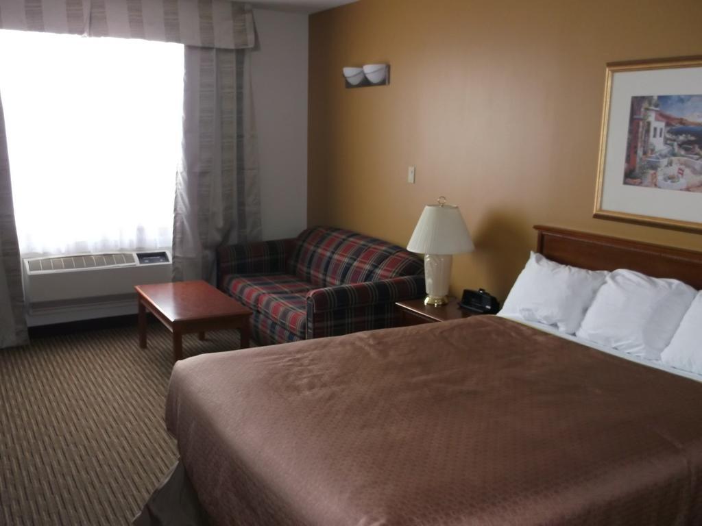 Foxwood Inn And Suites Fox Creek الغرفة الصورة