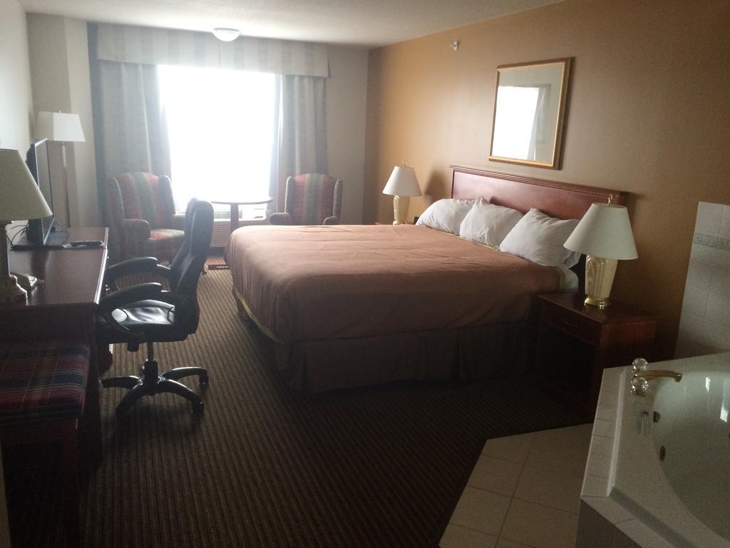 Foxwood Inn And Suites Fox Creek الغرفة الصورة