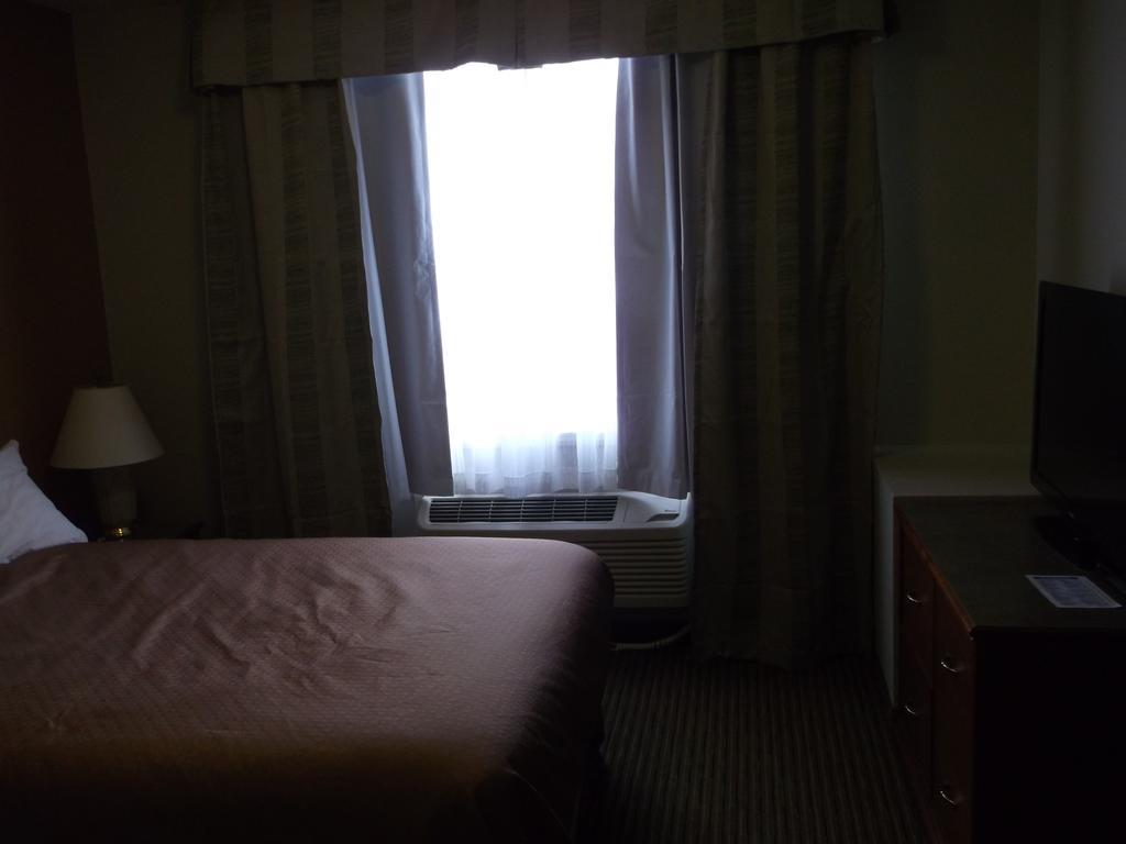 Foxwood Inn And Suites Fox Creek الغرفة الصورة