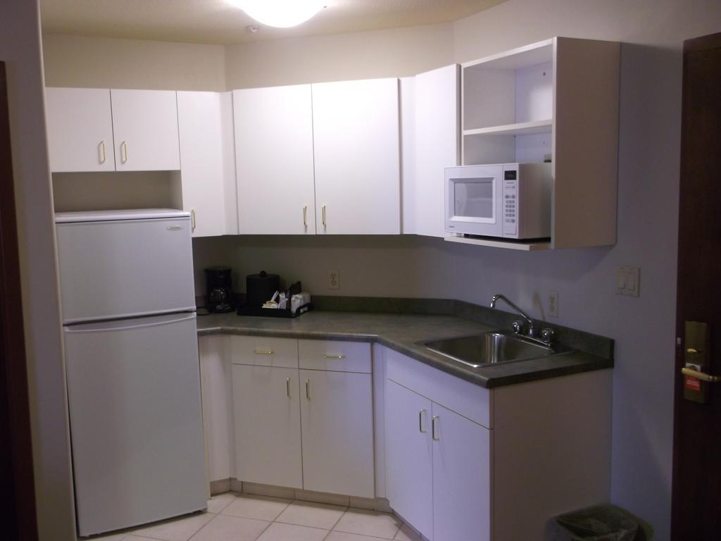 Foxwood Inn And Suites Fox Creek الغرفة الصورة