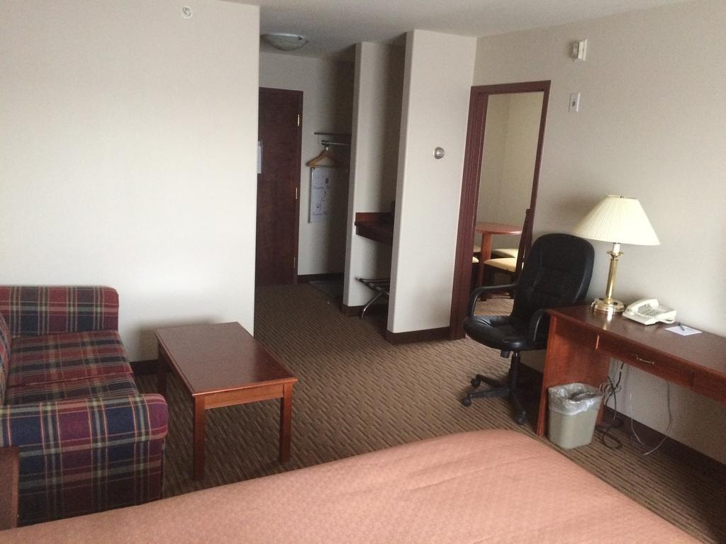 Foxwood Inn And Suites Fox Creek الغرفة الصورة