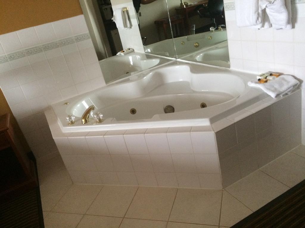 Foxwood Inn And Suites Fox Creek الغرفة الصورة