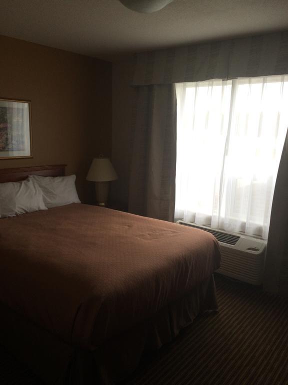 Foxwood Inn And Suites Fox Creek الغرفة الصورة