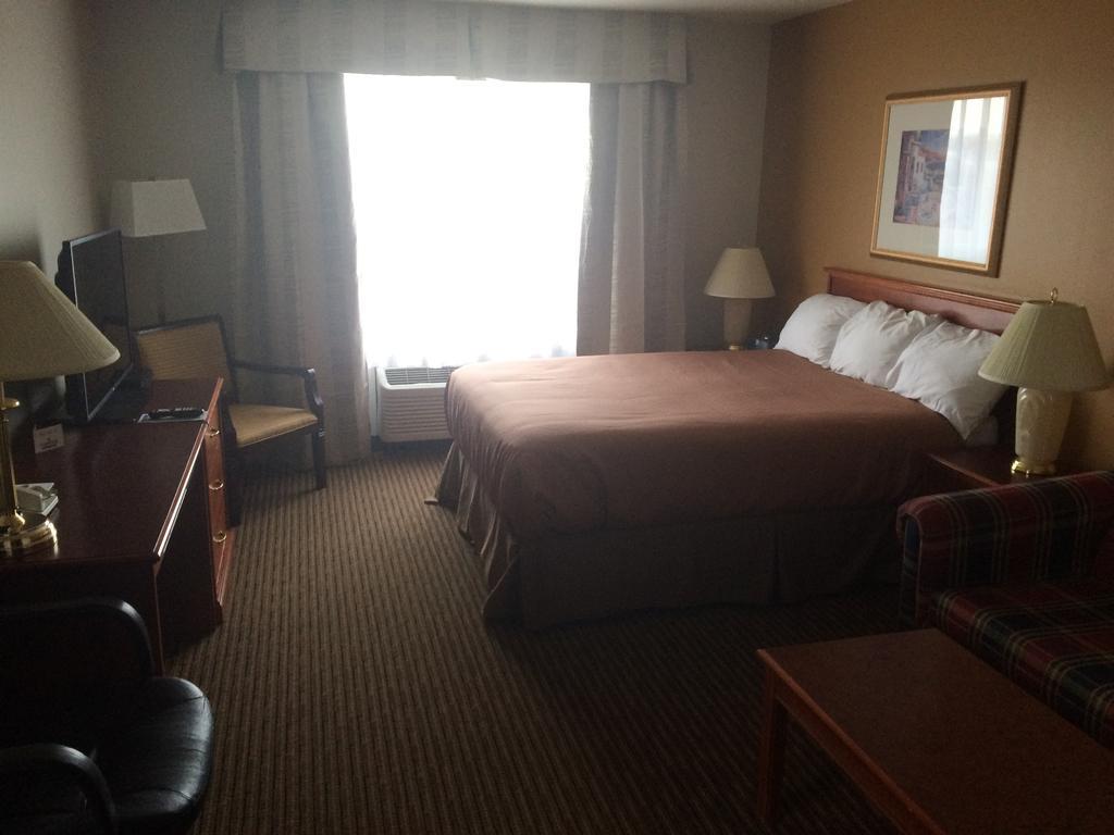Foxwood Inn And Suites Fox Creek الغرفة الصورة