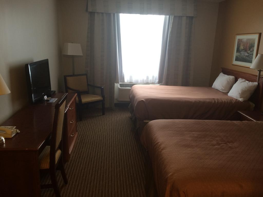 Foxwood Inn And Suites Fox Creek الغرفة الصورة